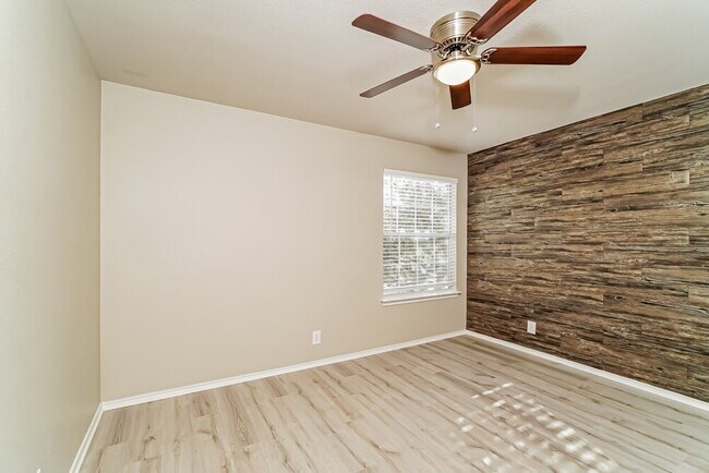 Building Photo - 552 Foxford Run Dr