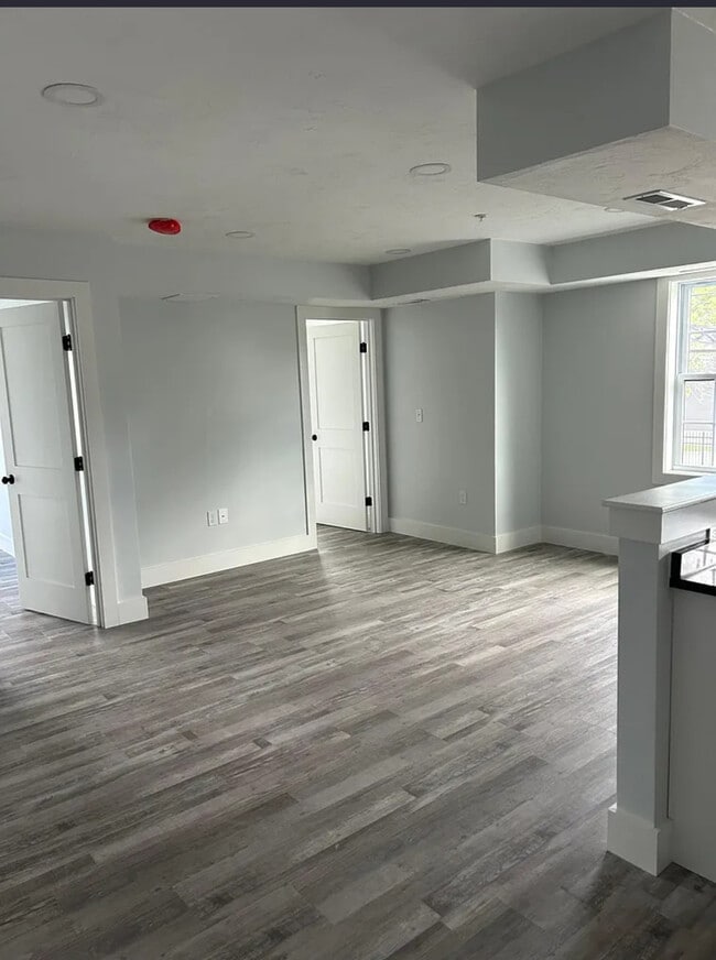 Building Photo - 143 Chelmsford St