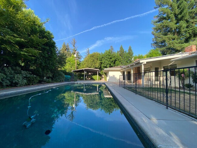 Building Photo - 1217 W Tenaya Way