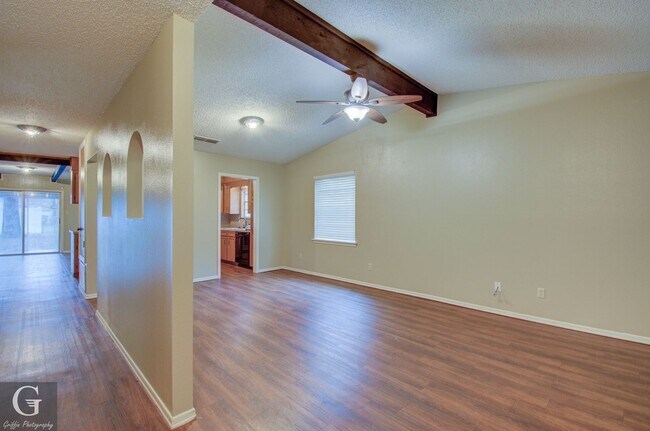 Building Photo - 4 bedroom 2 bathroom