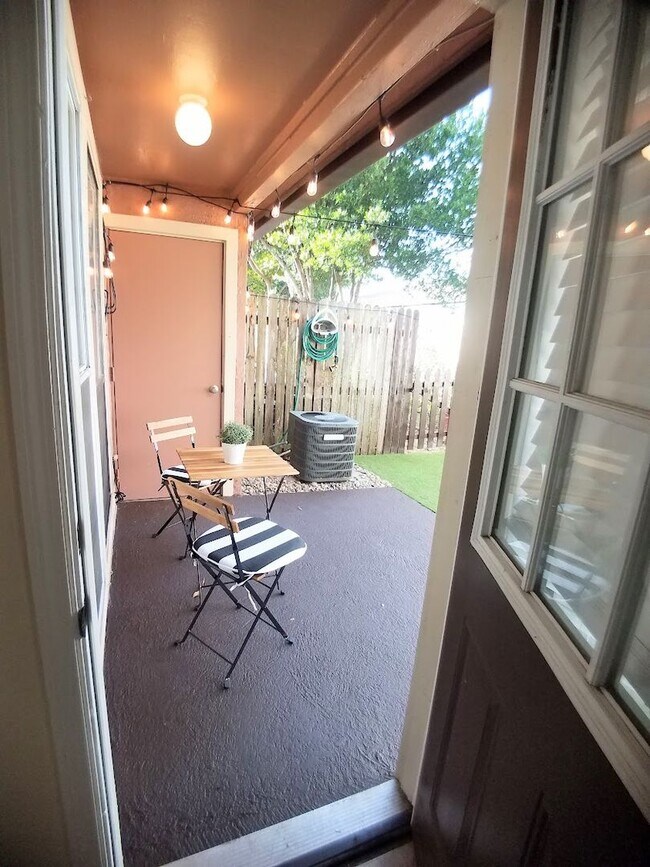 Building Photo - Beautiful 2/2 Towhhouse Feel Condo  x Rent...