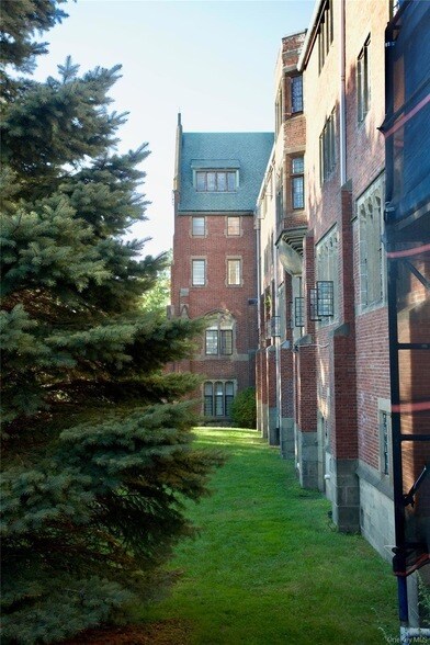 Building Photo - 305 Chateau Rive