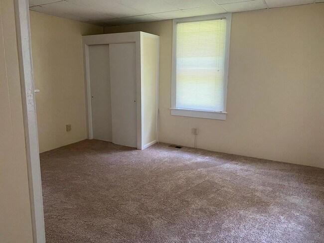 Building Photo - 108 Riverview St