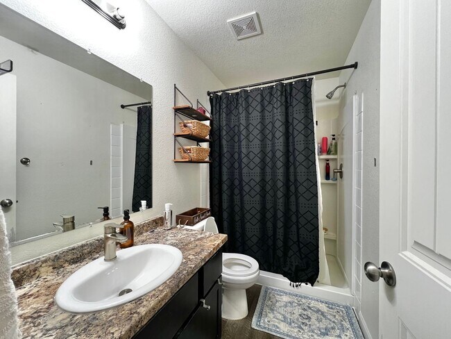 Building Photo - 2 Bedroom 2.5 bathroom Townhouse in Greeley