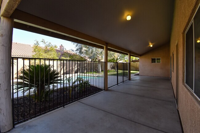 Building Photo - 8406 E Lorenzo Ln