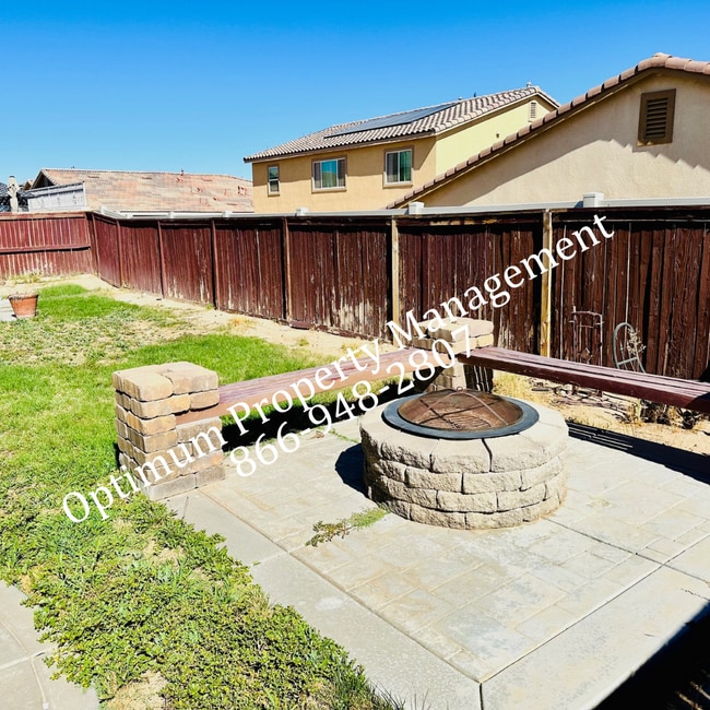 Building Photo - Modern Elegance and Comfort!