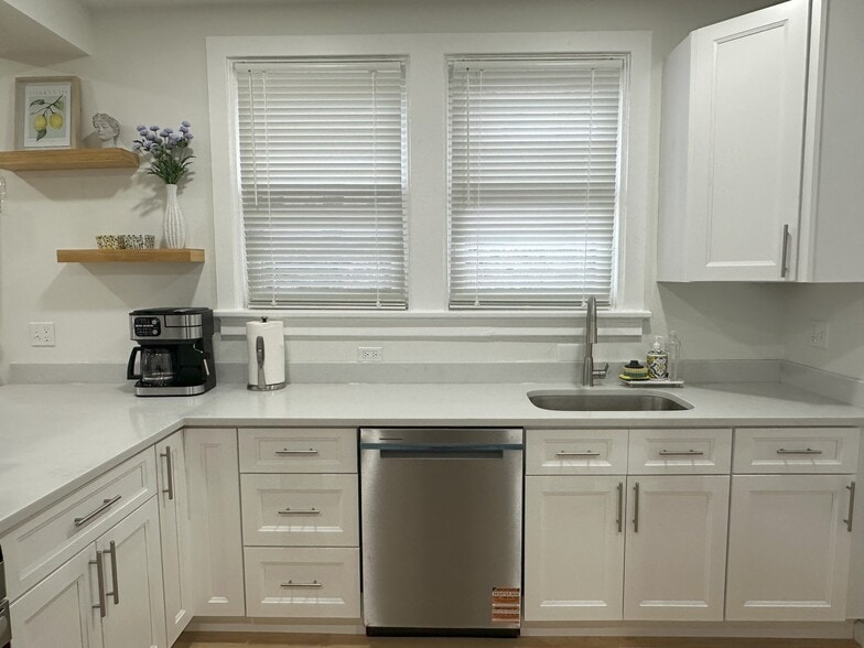 Building Photo - 5640 Beacon St