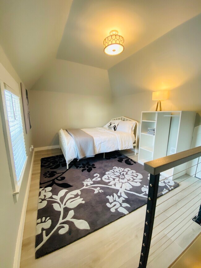 Loft space upstairs with full bed - 512 Elsmere St