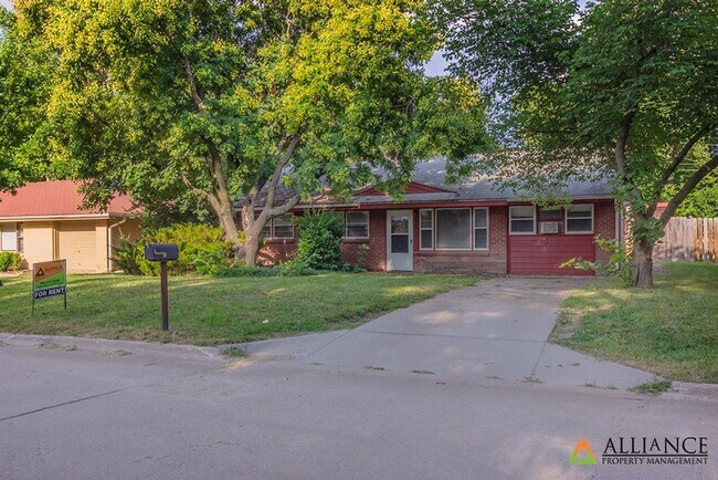 Building Photo - 1525 Hartford Rd