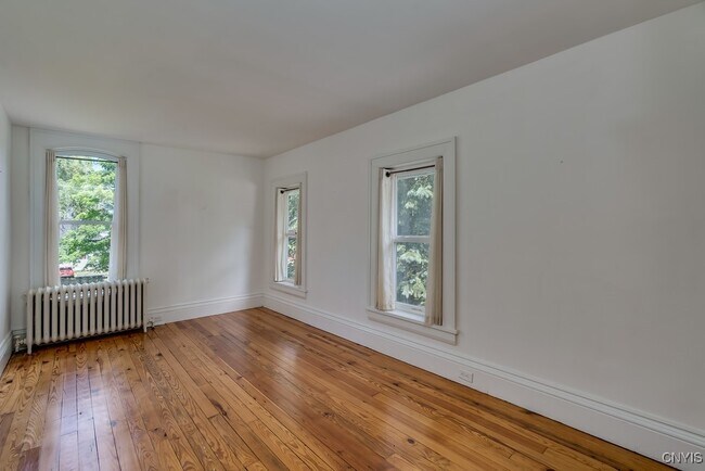 Building Photo - 160 Ten Eyck St