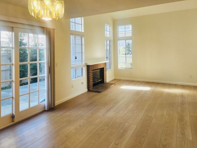 Building Photo - 2275 Hawthorne Pl