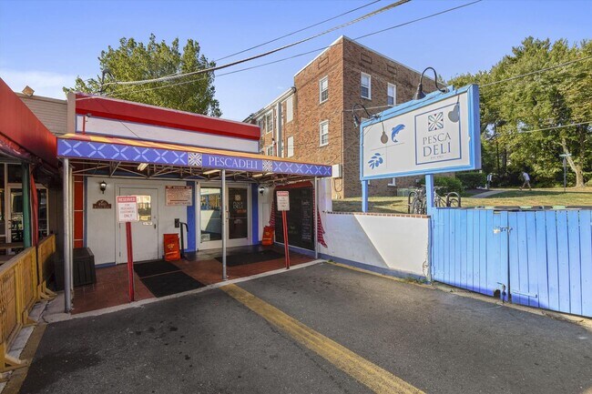Building Photo - Cute 2 bed + 2 Bath SF House with 1 car ga...