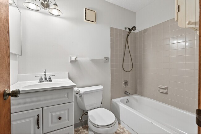 Building Photo - 14388 Fairway Dr