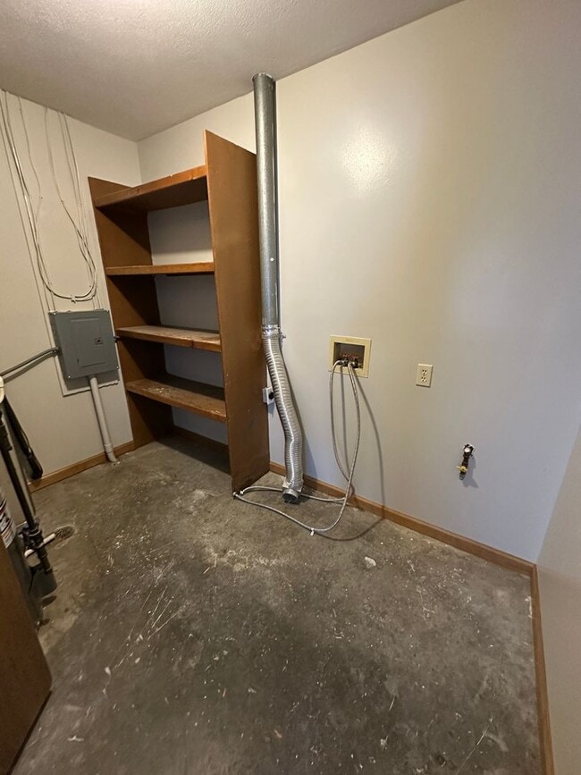 Building Photo - 212 S Silverwood Ln