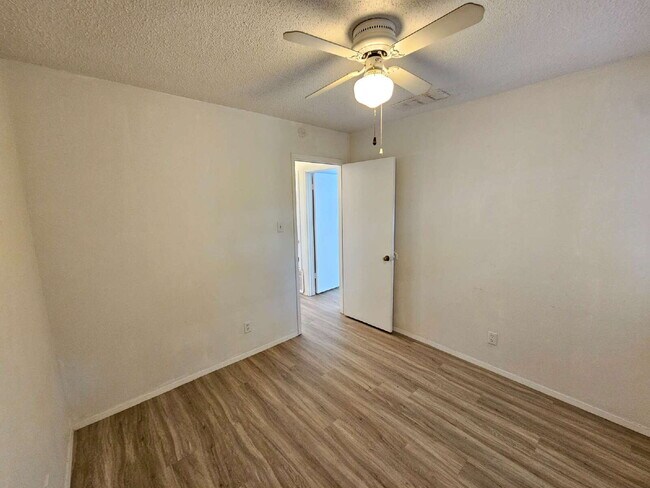 Building Photo - 2 bed/1 bath duplex with flex room- 2 WEEK...