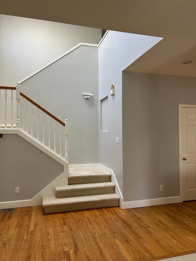 Building Photo - 4Bd/2.75Ba Bellevue Home