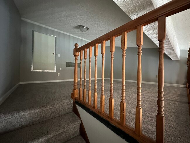 Building Photo - 105 View Ct