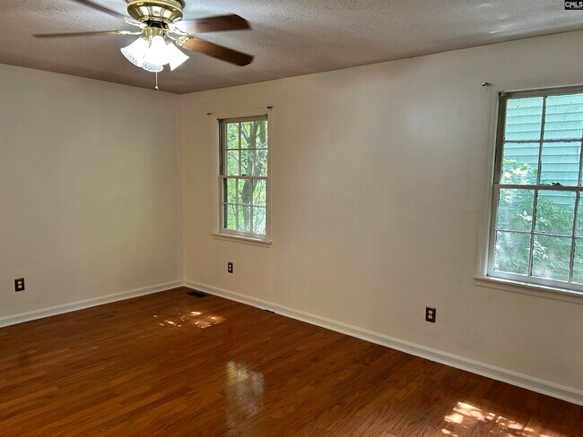 Building Photo - 1405 Parkdale Dr