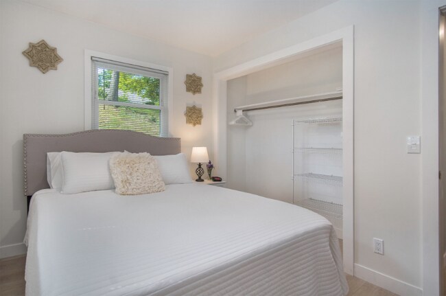 Building Photo - 2245 Lakeshore Dr