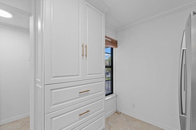 Building Photo - 8 Royal Palm Way