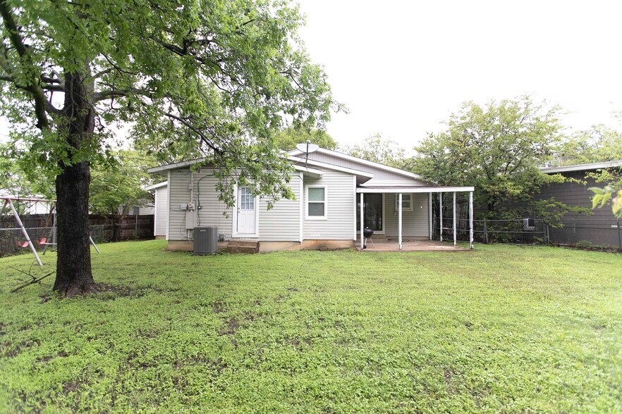 Backyard - 7459 Mohawk Ave