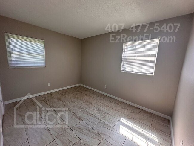 Building Photo - 2155 Aaron Ave