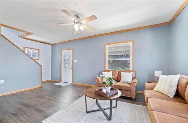 Building Photo - $1350 | 3 Bedroom 2 Bath | Fenced in backyard | Central A/C | Pet Friendly