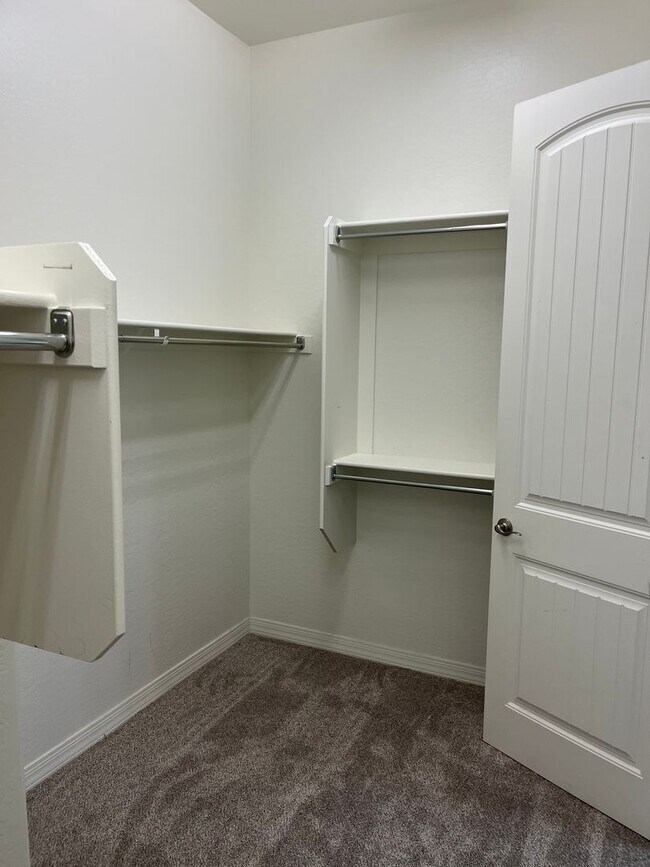 Building Photo - Three Bedroom-Two Bath-2.5 Car Garage ~ Gr...
