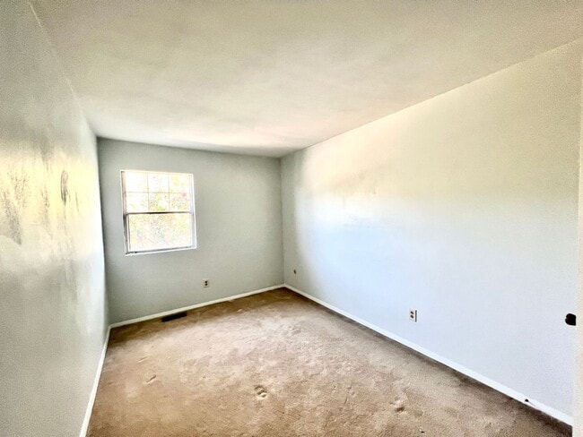 Building Photo - Three-bedroom, two-and-a-half bathrooms in...