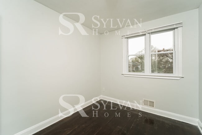 Building Photo - The living is easy in this 4 bedroom, 2 bathroom townhome