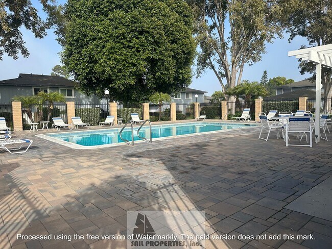 Building Photo - Welcome to this charming two-story home located in the vibrant Huntington Beach
