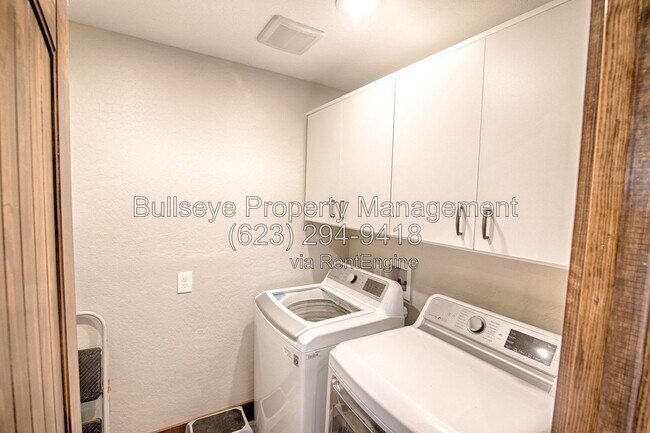 Building Photo - 371-East 1/2 E 1/2 St N