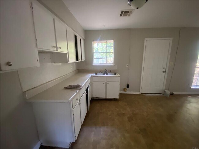 Building Photo - 4113 Piedmont Dr