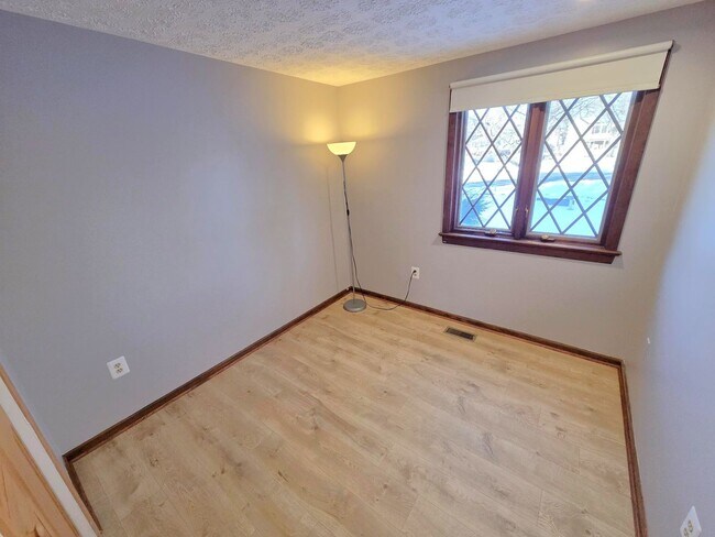 Building Photo - Charming 2-Level, 3 Bed 2 Bath Home In Much Sought After Chalet Woods Location