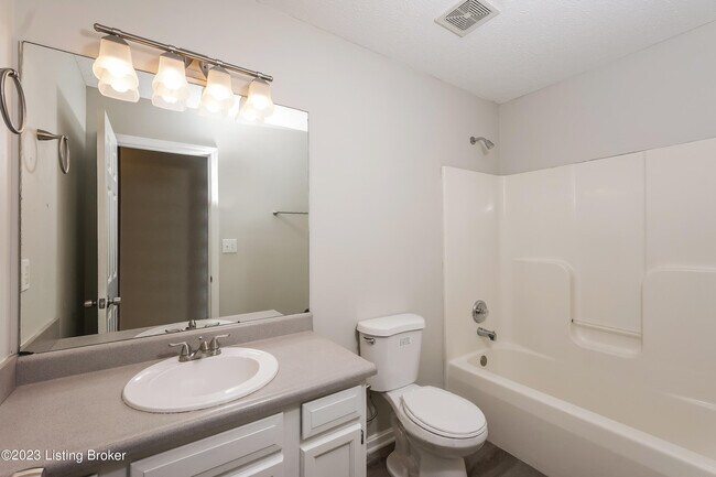 Building Photo - 523 River Oaks Dr