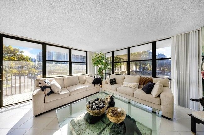 Building Photo - 800 Parkview Dr