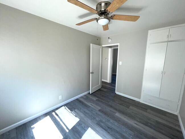 Building Photo - Nice 1B/1B in South Wrigley available now!