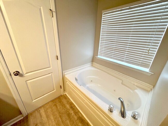 Building Photo - Coming soon! 10/10 Charming 3-bedroom bric...