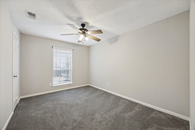 Building Photo - 15974 Knolls Lodge Dr
