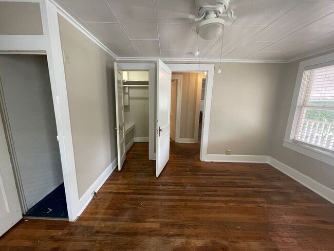 Building Photo - Simply the BEST! Adorable 1 Bedroom/1 Bath...