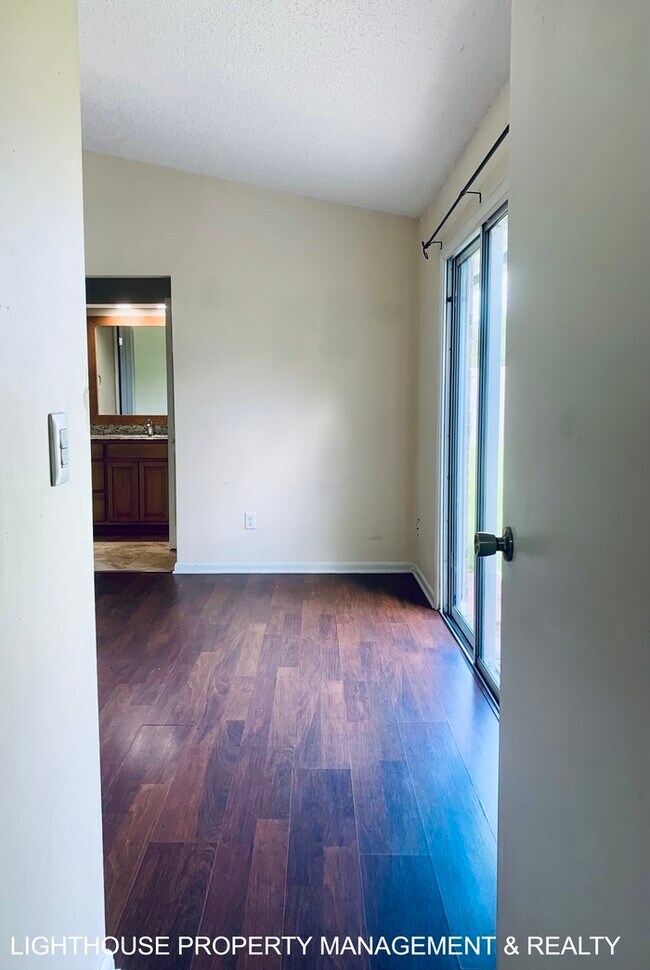 Building Photo - Spacious 4-Bedroom, 2-Bath with Fenced Yar...