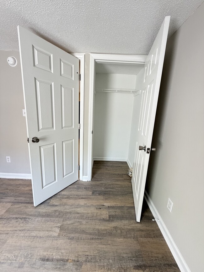 Building Photo - 919 N Walnut St