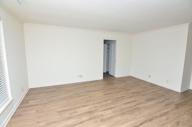 Building Photo - 230 Boxwood