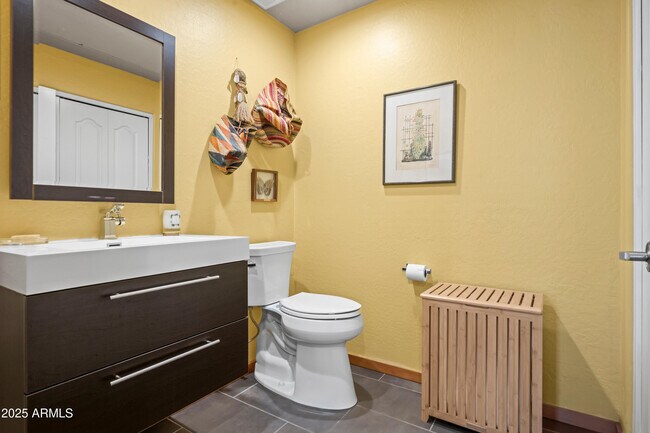 Building Photo - 17 W Vernon Ave