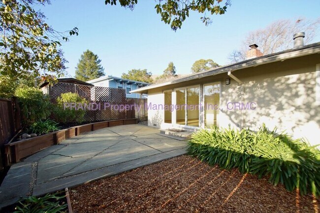 Building Photo - 525 Las Colindas Rd