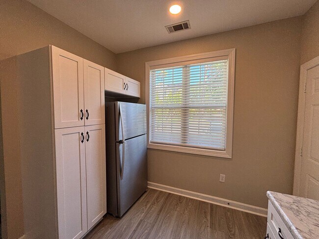 Building Photo - 3 Bed 2.5 Bath Town Home in Carleton Place ~ Students Welcome with Co-Signers!