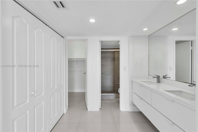 Building Photo - 100 Bayview Dr