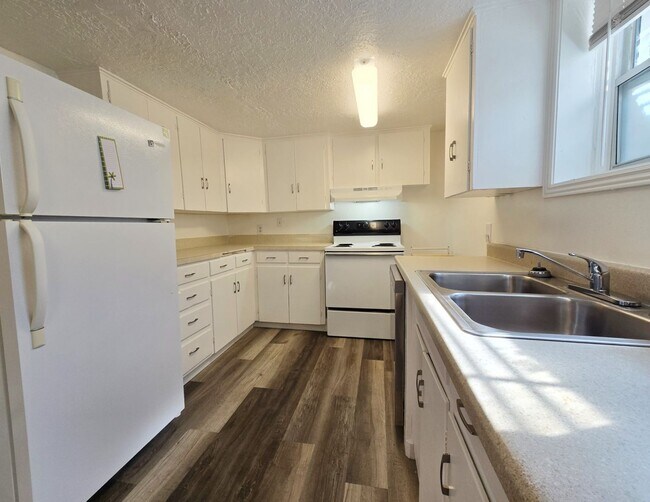 Building Photo - Newly Renovated, Clean & Bright 2 Bedroom, 1 Bathroom Apartment for Rent in Shelley - Washer/Drye...