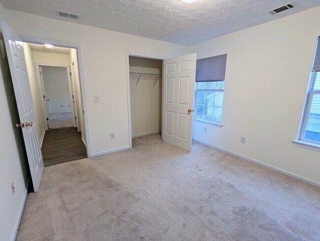 Building Photo - House 3 beds 2.5 baths