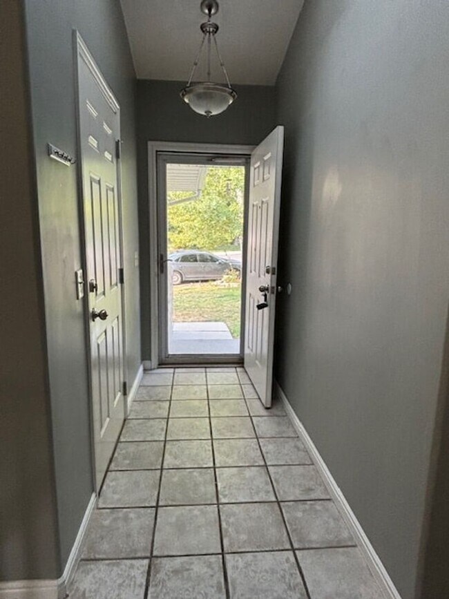 Building Photo - 2BR Apartment Close to Daybreak Marina and...